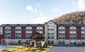 Microtel Inn & Suites By Wyndham Mont Tremblant Exterior photo
