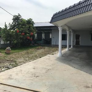 Cozy And Comfortable Homestay In Sungai Siput Exterior photo