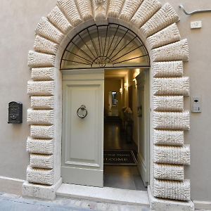 Palazzo Degli Stemmi Bed and Breakfast Τόντι Exterior photo
