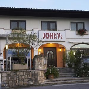 Gastehaus Weinhandl & Johnnys Pizzeria Podersdorf am See Exterior photo