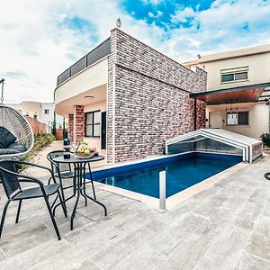 Anil'S House - מתחם צימרים עם בריכה מקורה ומחוממת Zimmer With Heated Swimming Pool Dāliyat el Karmil Exterior photo