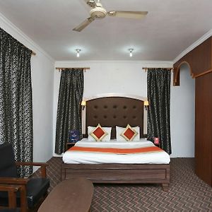 Oyo Rooms 032 Near Four Seasons Resort Σριναγκάρ Exterior photo
