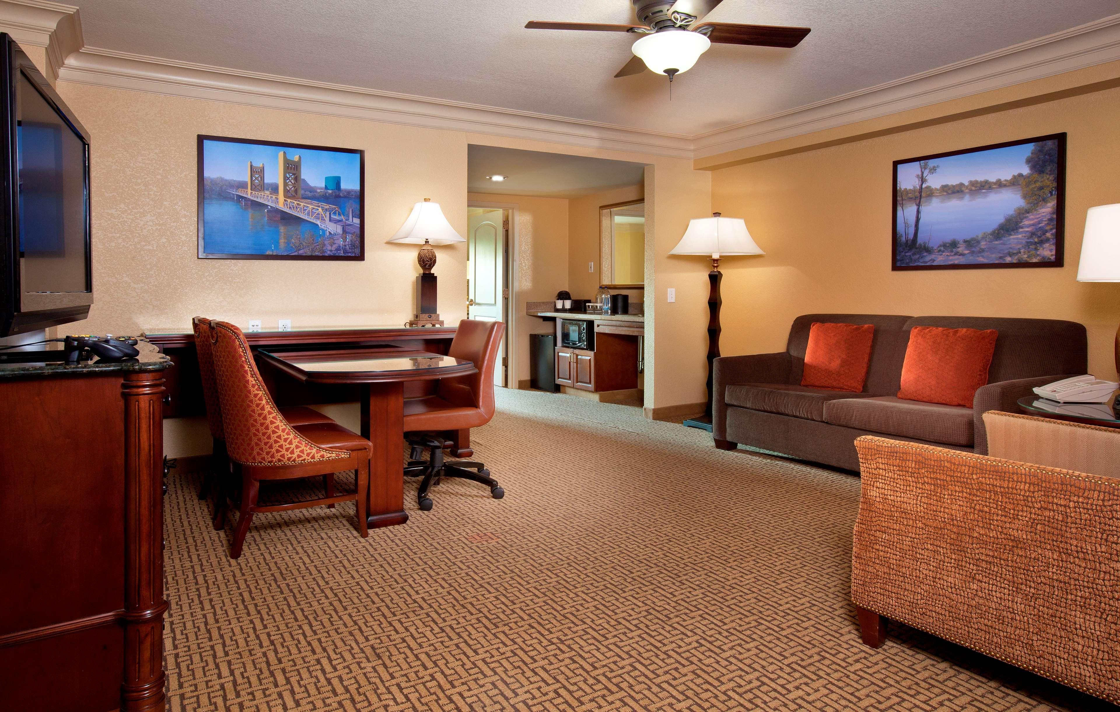 Embassy Suites By Hilton Sacramento Riverfront Promenade Δωμάτιο φωτογραφία