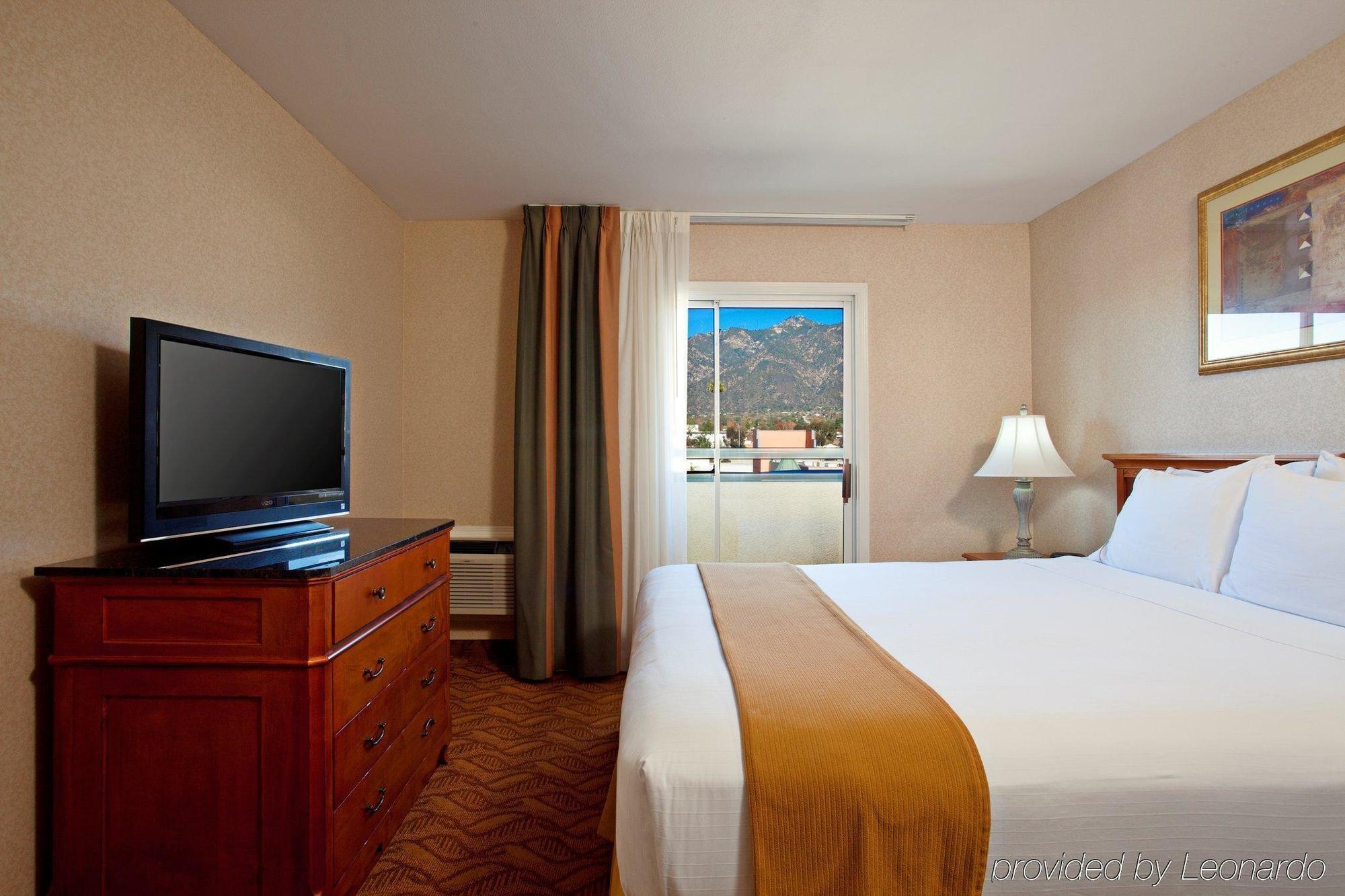 Holiday Inn Express Hotel & Suites Pasadena-Colorado Boulevard, An Ihg Hotel Δωμάτιο φωτογραφία