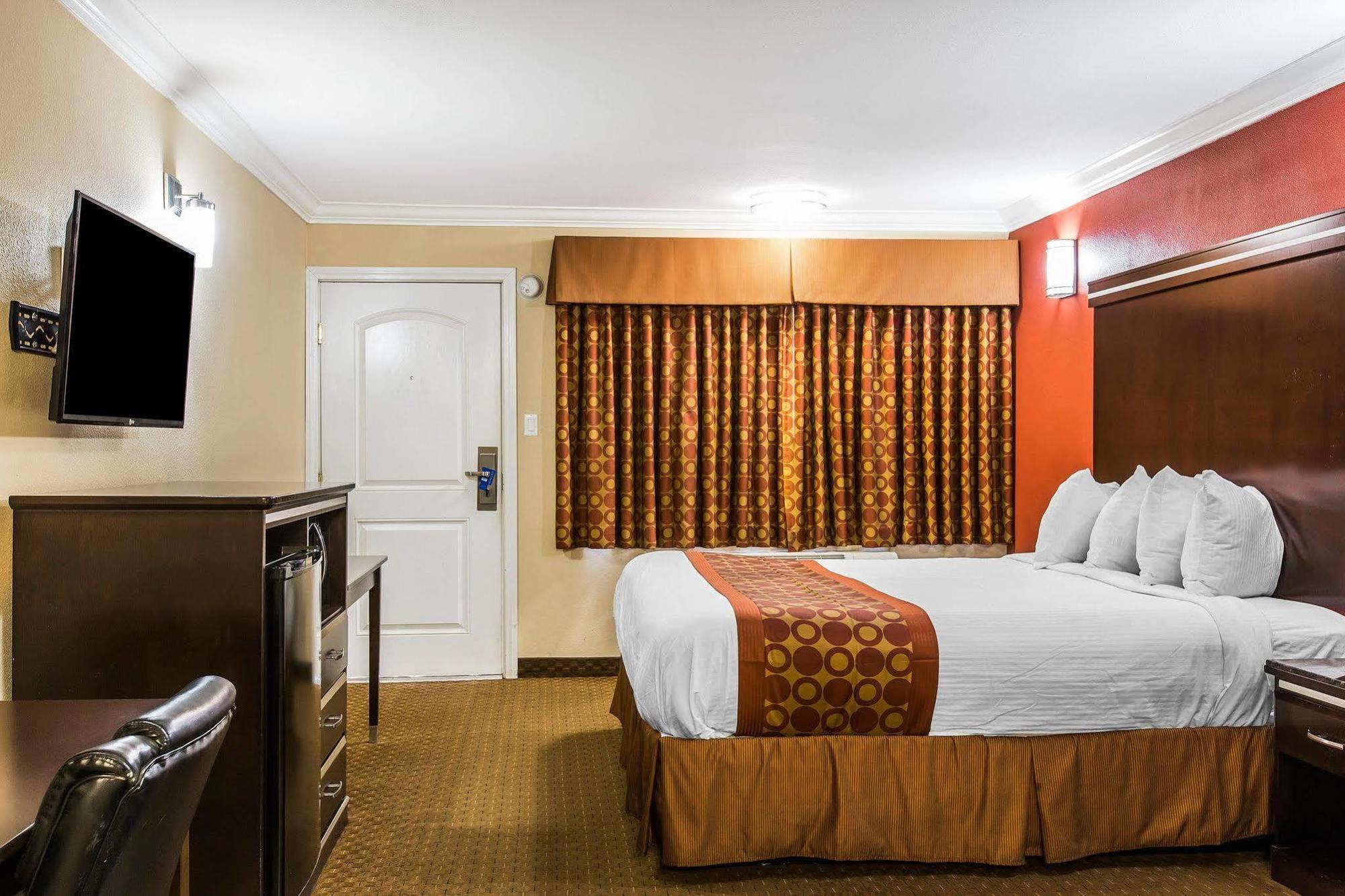 Rodeway Inn & Suites Corona Εξωτερικό φωτογραφία