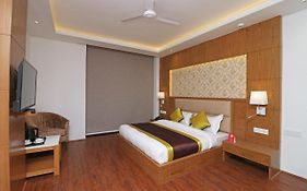 Capital O Hotel Star Inn Near Chhatarpur Metro Station Νέο Δελχί Exterior photo