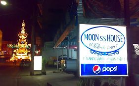 Moon House At Clock Tower Hostel Τσιανγκ Ράϊ Exterior photo