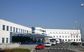 Ramada Airport Hotel Πράγα Exterior photo