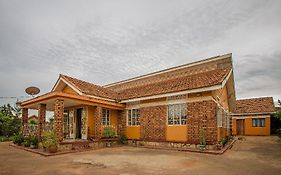 Ewaka Guesthouse Καμπάλα Exterior photo
