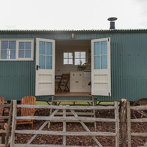 Romney Marsh Huts By Bloom Stays Άσφορντ Exterior photo