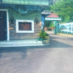 Hotel Bukit Panembahan Sunggal Exterior photo
