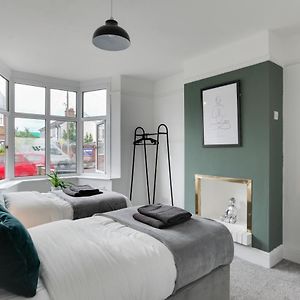 Spacious, Modern Three Bed House - Free Parking & Wifi Τσέλμσφορντ Exterior photo