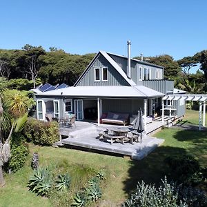 Frosty'S Retreat - Great Barrier Island Home Tryphena Exterior photo