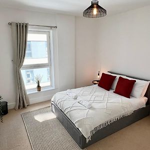 2 Bedroom Serviced Apartment With Free Parking, Wifi & Netflix, Μπεϊσινγκστόουκ Exterior photo