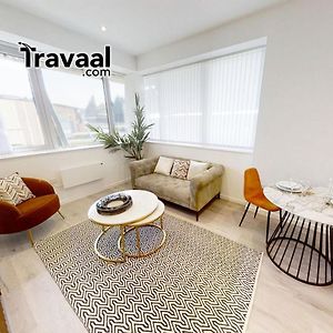 Travaal.Om - 2 Bed Serviced Apartment Farnborough Φάρνμπορο Exterior photo