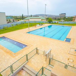 3 Bdrm Cityview Apt With Pool, Gym & Children Playground Άκρα Exterior photo