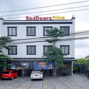 Reddoorz Premium At Raja Hostel Syariah Μπαντάρ Λαμπούνγκ Exterior photo