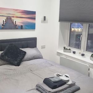 Modern One-Bedroom Flat In Μέιντστοουν Exterior photo