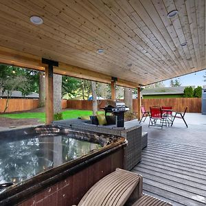 Cheerful One Level Home With Hot Tub And Beautiful Yard Βανκούβερ Exterior photo