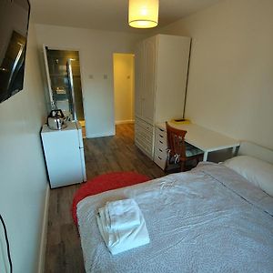 Ensuite Master Bedroom, Private Bathroom, Inside Family Home, Walking Distance To Harry Potter Studios Γουάτφορντ Exterior photo