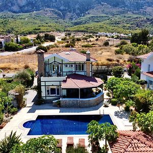 4 Bedroom Deluxe Villa With Mountain And Sea View Κερύνεια Exterior photo