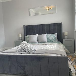 Luxury 2 Bedroom Maisonette With Private Garden, Fibre Wifi, Sky Channels Κάμπερλι Exterior photo