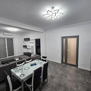 Comfy & Cozy Apartament 2 Διαμέρισμα Rădăuţi Exterior photo