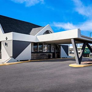 Quality Inn & Suites Near I-480 And I-29 Council Bluffs Exterior photo