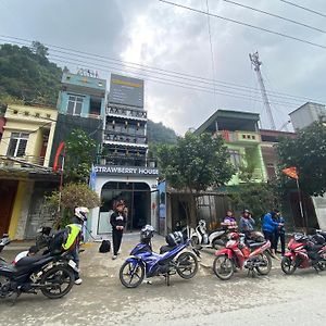 Strawberry House , Tour & Motorbikes Rentel Bed and Breakfast Ha Giang Exterior photo