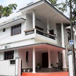 Hosted By Resmi Jayalal Διαμέρισμα Kochi Exterior photo