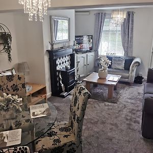 Stunning 2-Bed House In Macclesfield Cheshire Βίλα Exterior photo