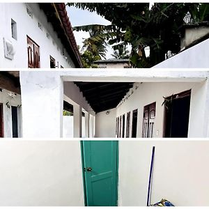 Nithusha Holiday House நிதுஷா சுற்றுலா விடுதி Τζάφνα Exterior photo