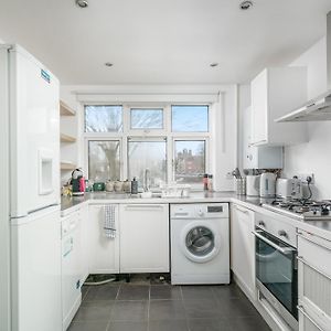 Stylish Flat In London For Tourists, Contractors, Relocators - Sleeps 5 Διαμέρισμα Woodford Exterior photo