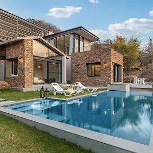 Stayvista'S Ikebana - Living By The Forest Edge - Mountain-View Villa With Infinity Pool, Lawn, & Indoor-Outdoor Games Ουνταϊπούρ Exterior photo