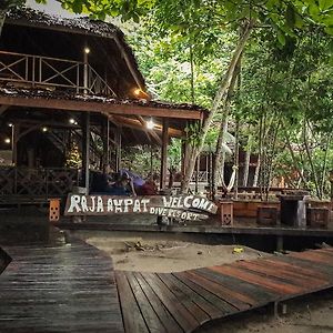 Raja Ampat Dive Resort Tapokreng Exterior photo