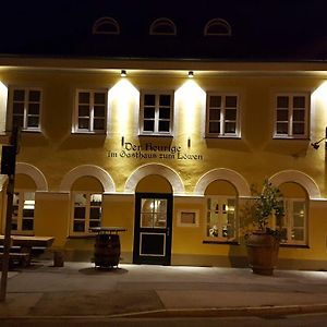 Der Heurige Im Gasthaus Zum Lowen Φράιζινγκ Exterior photo