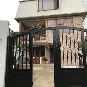 Lela'S Guest House Μπατούμι Exterior photo