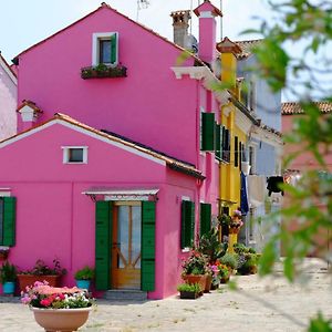 Night Galleria Holiday Home - Bed & Art In Burano - The Pink House Μπουράνο Exterior photo