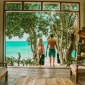 Whispering Palms - Absolute Beachfront Villas Πορτ Βίλα Exterior photo
