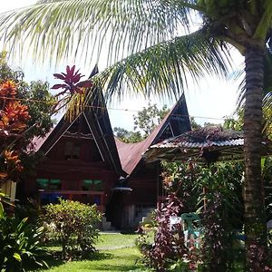 Merlyn Guest House Ambarita Exterior photo