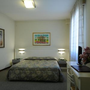 Hotel Cristallo Κονελιάνο Room photo