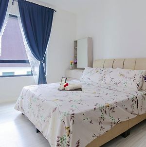 Homely & Chic Suasana Jb Suite With Balcony Τζόχορ Μπάχρου Exterior photo