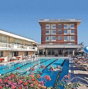 Grand Hotel Riviera Λίντο ντι Καμαϊόρε Exterior photo