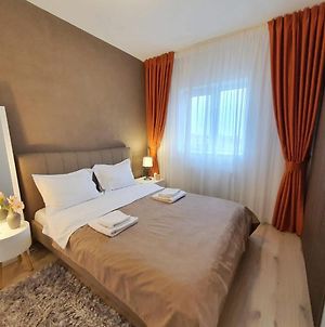2 Bedrooms - Lovely Central Apartment Oradea Exterior photo