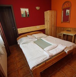 Kispipa Panzio Bed and Breakfast Σζομπαθέλι Exterior photo