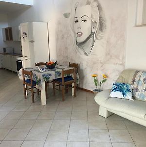 Casa Vacanza Marilyn Monroe Διαμέρισμα Alba Adriatica Exterior photo