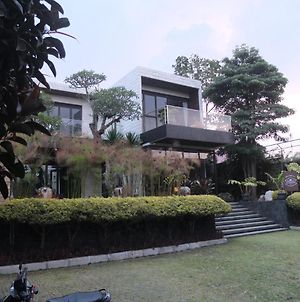 D'Green Villa Lembang Exterior photo