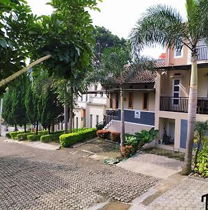 Villa Beverly Lembang Exterior photo