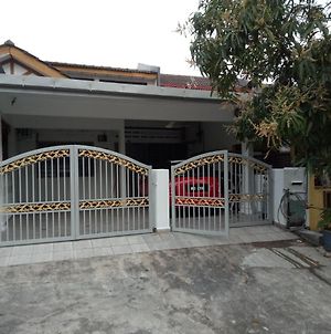 Homestay Bukit Saga, Ampang Ampang  Exterior photo