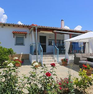 Quiet Family House Close To The Beach Νέα Σκιώνη Exterior photo
